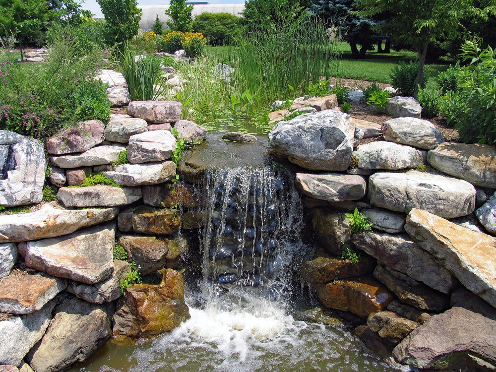 How to Create a Dramatic Effect Around Simple Outdoor Water Features
